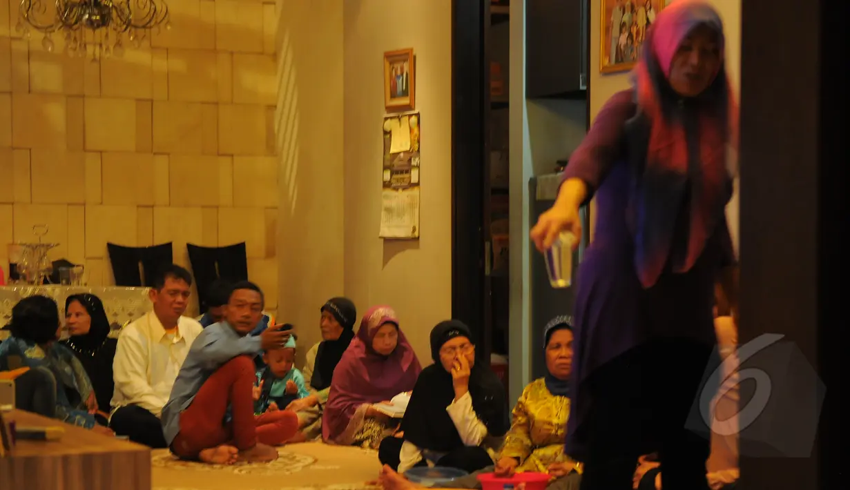 Suasana kediaman Olga Syahputra di Jalan Kresna Raya no. 4 Duren Sawit, Jakarta Timur, Jumat (27/3/2015). Warga mulai berdatangan untuk mengucapkan belasungkawa (Liputan6.com/Faisal R Syam)