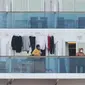 Penumpang beraktivitas saat dikarantina di balkon kapal pesiar Diamond Princess di Daikoku Pier Cruise Terminal di Yokohama (7/2/2020). Kementerian Kesehatan Jepang mengonfirmasi 41 penumpang kapal pesiar itu positif terinfeksi virus Corona. (AFP/Jiji Press)