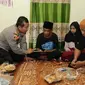 Kapolda Jatim Irjen Toni mendatangi rumah aremania Andi Setiawan di Malang. (Dian Kurniawan/Liputan6.com)