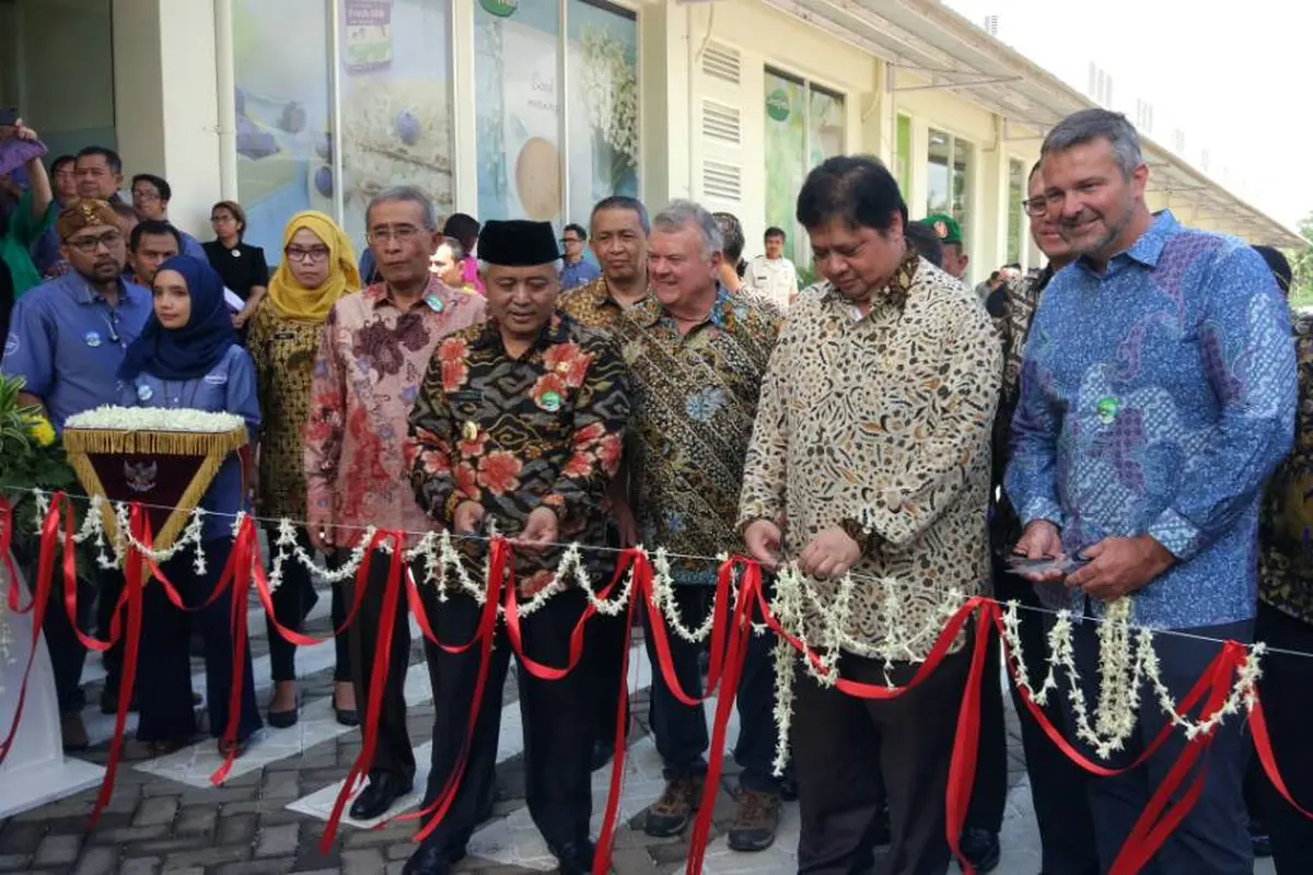 Menteri Perindustrian, Airlangga Hartarto, meresmikan pabrik pengolahan susu PT Greenfields Indonesia di Desa Palaan, Nganjum, Kabupaten Malang. (Liputan6.com/Citra Dewi)