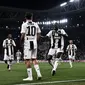 Pemain Juventus merayakan gol yang dicetak Paulo Dybala pada laga melawan Bologna (26/9/2018). (AFP/Marco Bertorello)