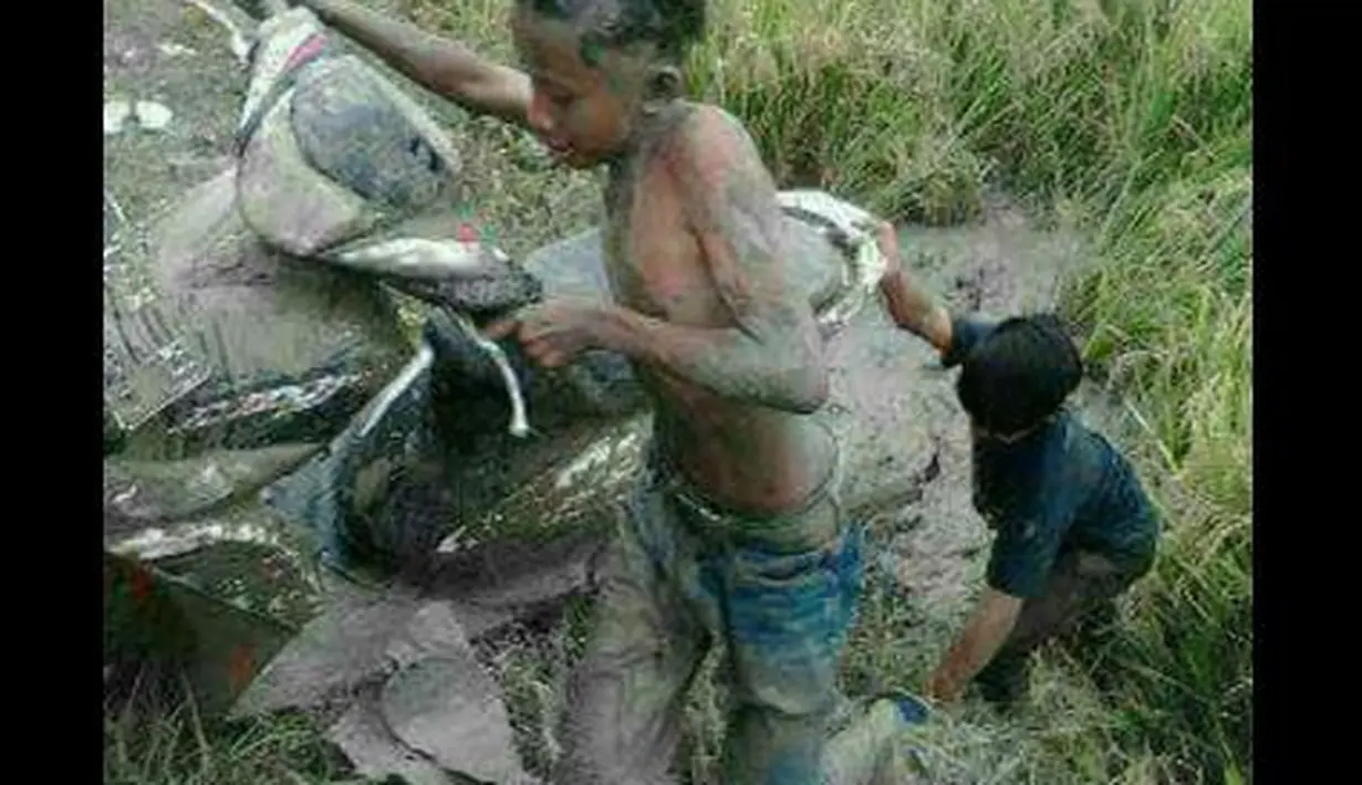Niat jalan-jalan sore naik motor, dua bocah ini malah nyemplung ke sawah. (Source: aripitstop.com)
