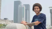 Gelandang Belgia, Axel Witsel berpose dengan latar belakang gedung di kota Tianjin, China (6/10). Witsel mengakui bahwa tawaran dari Tianjin Quanjian yang kini dilatih Fabio Cannavaro sulit ditolak. (AFP Photo/Olli Geibel)