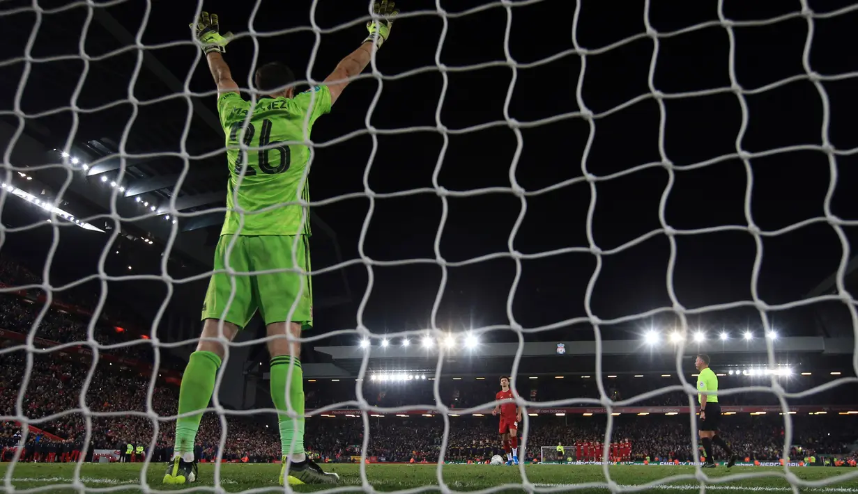 Kiper Arsenal Emiliano Martinez  dan penyerang Liverpool, Curtis Jones bersiap saat adu penalti pada laga babak 16 Besar Carabao Cup di Anfield Stadium, Rabu (30/10/2019). Berimbang 5-5 di waktu normal, Liverpool menang 5-4 dalam adu penalti dan maju ke perempatfinal . (AP/Jon Super)