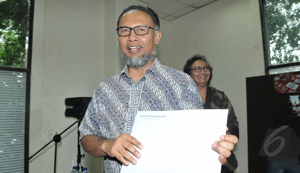 Wakil Ketua nonaktif KPK Bambang Widjojanto menunjukan hasil penyidikan yang diterimanya dari Perhimpunan Advokat Indonesia (Peradi) di YLBHI, Jakarta, Jumat (15/5). (Liputan6.cpm/Herman Zakharia)