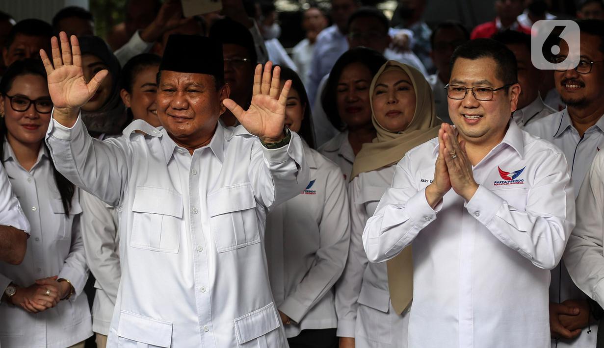 Ketua Umum Partai Gerindra Prabowo Subianto bersama Ketua Umum Partai Persatuan Indonesia (Perindo), Hary Tanoesoedibjo (HT) memberi keterangan pers usai mengadakan pertemuan di Rumah Kertanegara, Jakarta, Rabu (5/4/2023). (Liputan6.com/Johan Tallo)