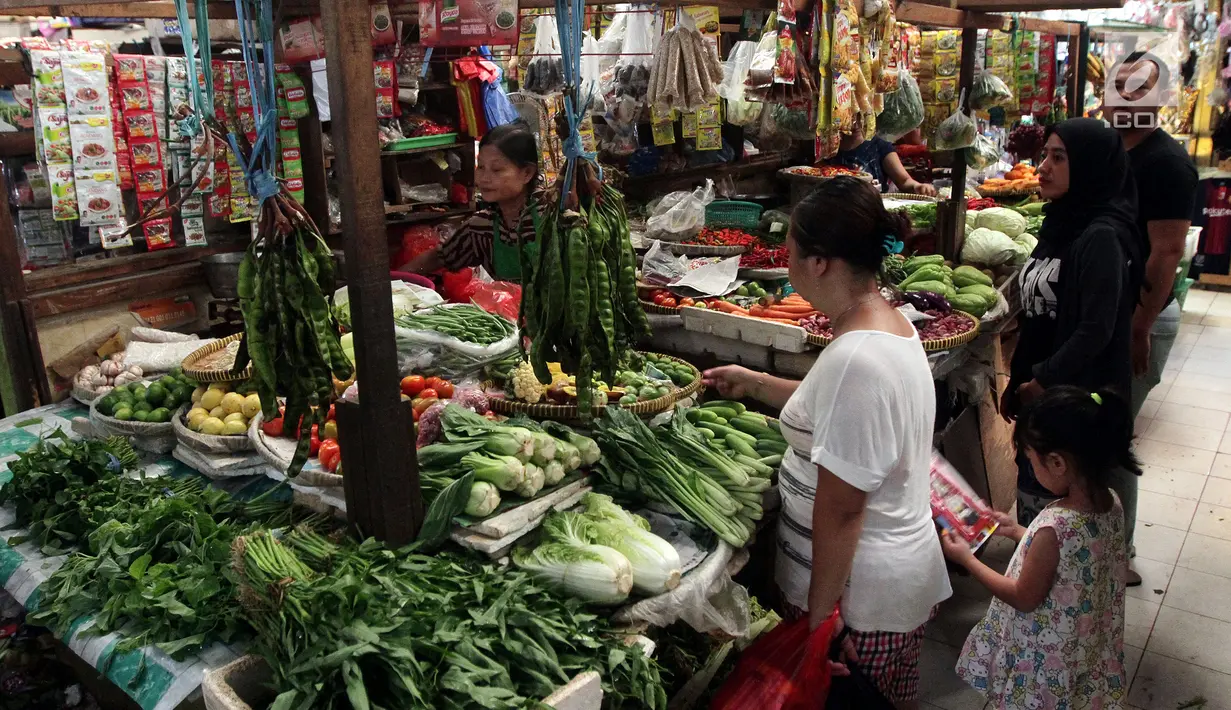 Aktivitas perdagangan di Pasar Kebayoran Lama, Jakarta, Jumat (20/4). Kementerian Perdagangan (Kemendag) mengklaim harga pangan terkendali. (Liputan6.com/Johan Tallo)