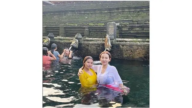 Ditemani Adik, Ini 6 Potret Cupi Cupita dan Depi Putri Liburan di Bali