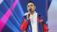 Raffi Ahmad saat membawakan acara Konser Histeria Pesta Bola Dunia 2022 di EMTEK City, Jakarta, Kamis (20/10/2022). (Bola.com/Bagaskara Lazuardi)