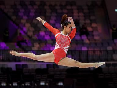 Pesenam putri Indonesia, Alarice Mallica Prakoso beraksi pada nomor senam lantai dalam Kejuaraan Dunia Gimnastik 2025 di Indonesia Arena, Senayan, Jakarta, Selasa (21/10/2025). (Bola.com/Bagaskara Lazuardi)