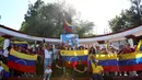 Sebelumnya, Presiden Amerika Serikat (AS) Donald Trump membuat perintah yang mengejutkan, menyerang Kota Caracas dan menangkap Presiden Venezuela Nicolas Maduro pada Sabtu (3/1/2026) dini hari waktu setempat. Tampak dalam foto, warga Venezuela yang tinggal di Meksiko mengibarkan bendera Venezuela saat merayakan penangkapan pemimpin mereka, Nicolas Maduro, di Monterrey, pada 3 Januari 2026. (Julio Cesar AGUILAR/AFP)
