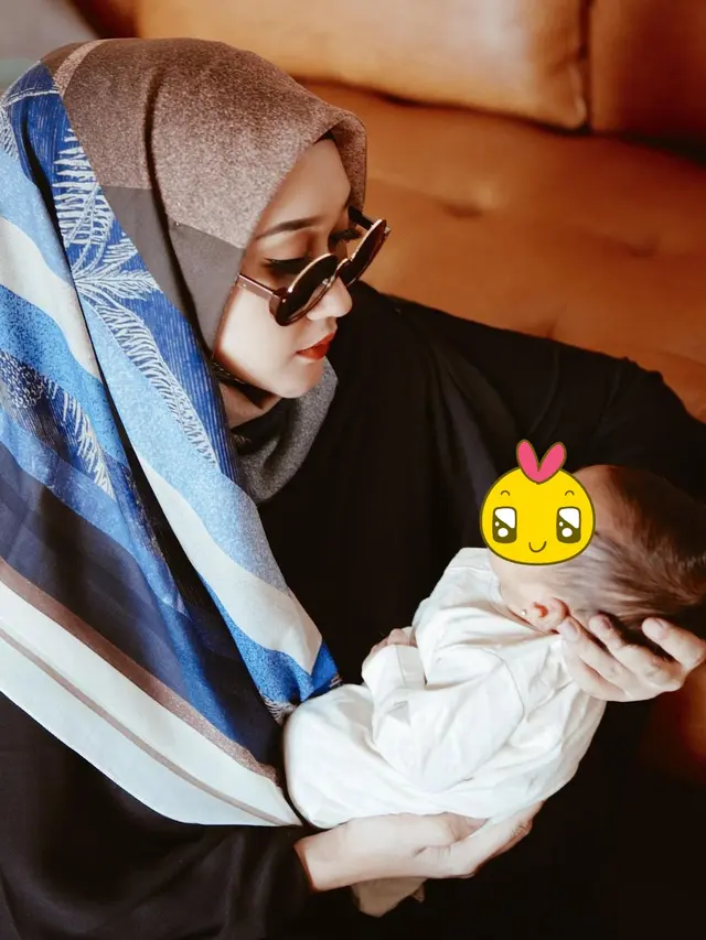 Stylish Banget, Ini 6 Gaya Dian Pelangi saat Momong Anak yang Curi Perhatian