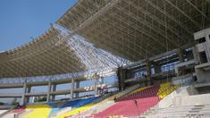 Atap tribune barat Stadion Manahan yang hampir selesai terpasang. (Bola.com/Vincentius Atmaja)