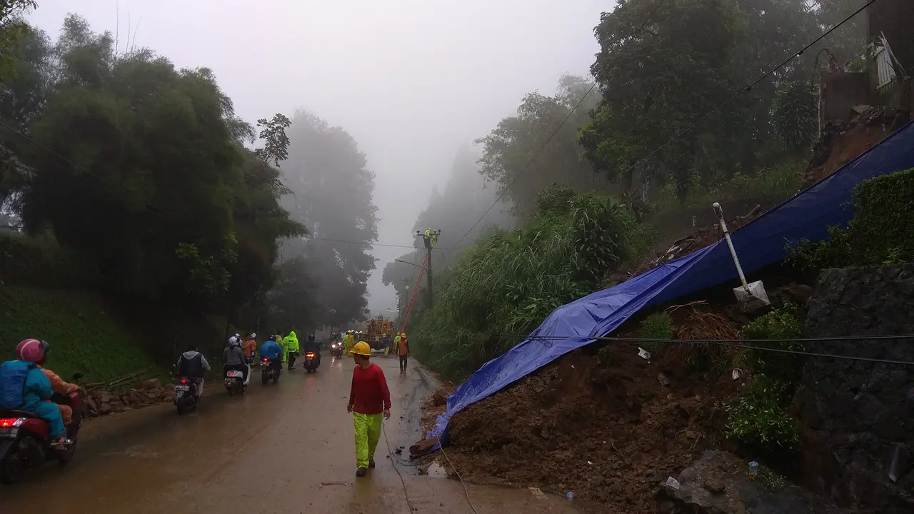 Longsor di jalur Puncak, Bogor pada Senin 5 Februari 2018.