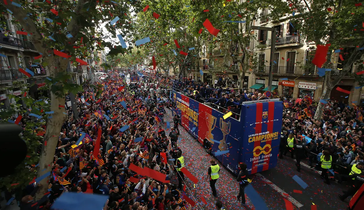 Bus pemain Barcelona melintas kerumunan suporter di Barcelona, (30/4/2018), Barcelona memastikan gelar La Liga usai menang atas Deportivo 4-2. (AP/Manu Fernandez)