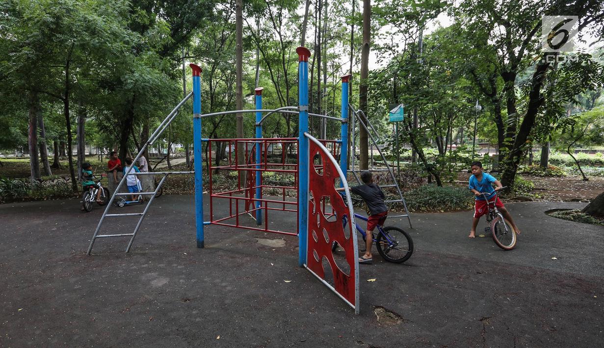 Anak-anak bermain sepeda di lapangan Taman Tebet, Jakarta Selatan, Selasa (8/1). Pemprov DKI Jakarta berencana merevitalisasi lima taman di ibu kota, salah satunya adalah Taman Honda yang berubah nama menjadi Taman Tebet. (Liputan6.com/Fery Pradolo)