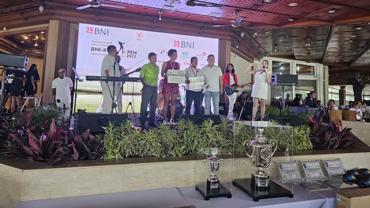 Pemberian Hadiah untuk pemenang BNI KONI Open 2023