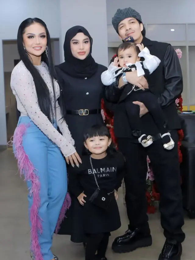 Tampilan Serba Hitam Keluarga Krisdayanti di Konser Super Diva. [@krisdayantilemos]