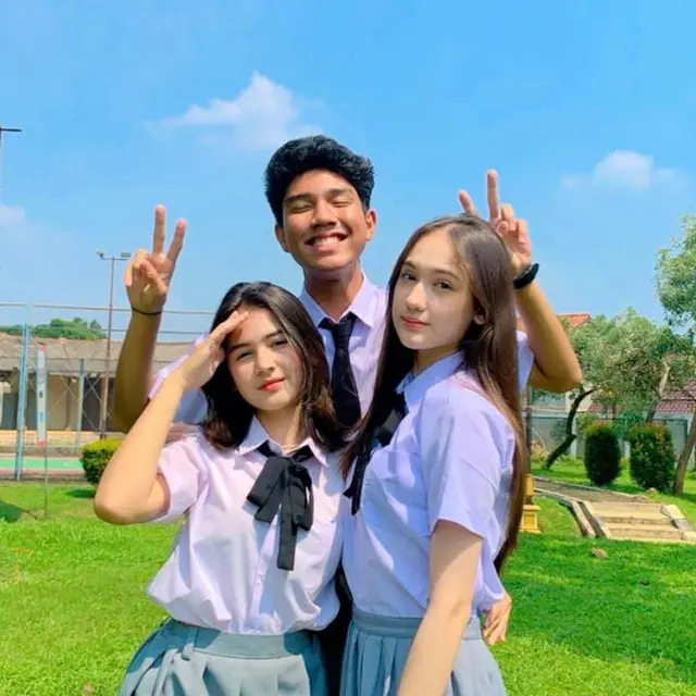 6 Potret Kebersamaan Sandrinna Michelle dan Laura Moane, Bak Kembar