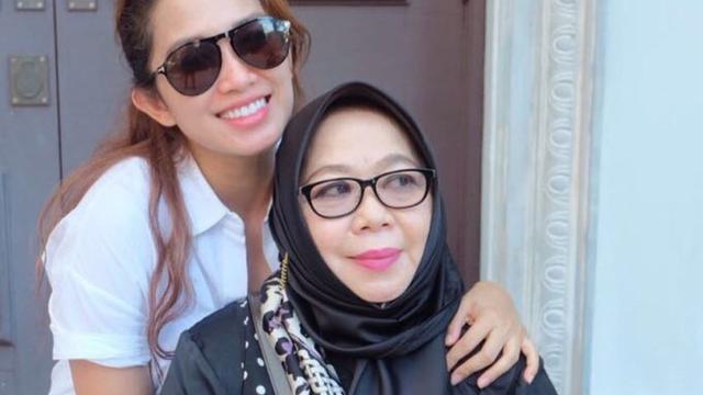 Nilla Rosita Ibunda Ussy Sulistyawati Meninggal Dunia (credit: https://www.instagram.com/ussypratama/)