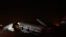 Kondisi sebuah pesawat sewaan yang jatuh setelah lepas landas di dekat kota Pretoria, Afrika Selatan, Selasa (7/10). Para saksi mengaku melihat asap hitam yang berasal dari mesin pesawat yang terbang rendah. (STRINGER / AFP)