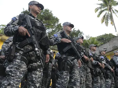 Agen Operasi Taktis Cection (STO) Polisi Sipil Nasional dikerahkan di departemen Cabañas, El Salvador, pada 2 Agustus 2023. (AFP/Oscar Rivera)