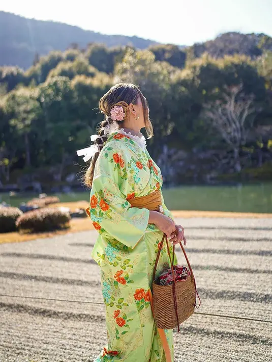 Melihat Luna Maya berpose dengan kimono, pujian pun membajiri laman komentarnya. Lewat kata-kata, netizen menggambarkan betapa mereka mengagumi sosok Luna yang selalu tampil menawan dengan caranya. [Foto: Instagram/lunamaya]