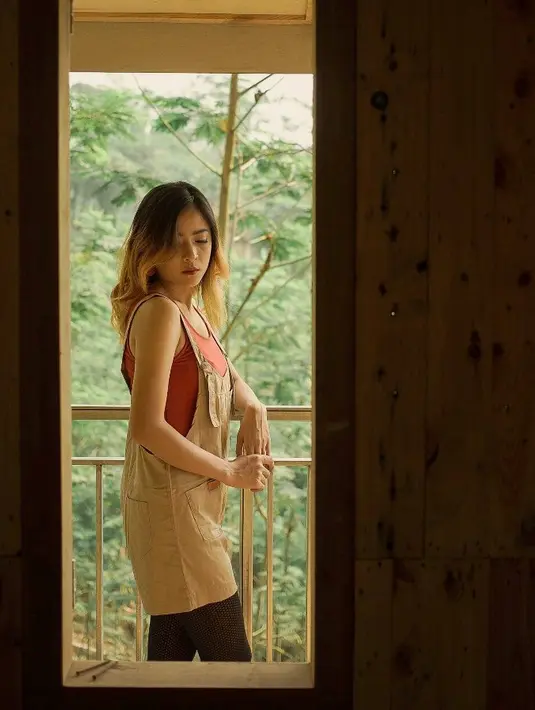 Tak heran jika Angelina Ci merasa betah bermalam di rumah hutan. Angelina menjadikan rumah masa depannya bareng Dodit tempat liburan favorit.  (Liputan6.com/IG/@angelina_ci)