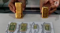 Petugas menunjukkan emas batangan di gerai Butik Emas Antam di Jakarta, Jumat (5/10). Pada perdagangan Kamis 4 Oktober 2018, harga emas Antam berada di posisi Rp 665 ribu per gram. (Liputan6.com/Angga Yuniar)