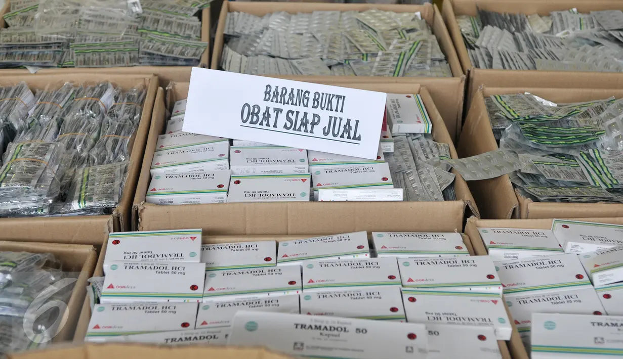 Barang bukti obat ilegal siap jual yang berhasil diamankan petugas Polda Metro Jaya, Jakarta, Jumat (28/10). Polda Metro Jaya mengungkap pembuatan dan penjualan obat dan jamu palsu dan mengamankan seorang pelaku. (Liputan6.com/Yoppy Renato)