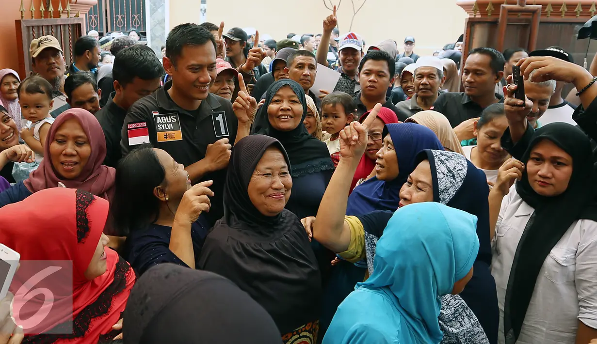 Agus Harimurti Yudhoyono diantara kerumunan warga saat blusukan ke Kelurahan Kebayoran Lama Utara, Jakarta, Selasa (6/12). Dalam kampanyenya Agus berjanji akan menghadirkan program bantuan dana. (Liputan6.com/Johan Tallo)