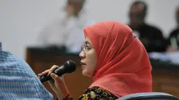[FOTO] Hambit Bintih Bikin Akil Mochtar Naik Pitam