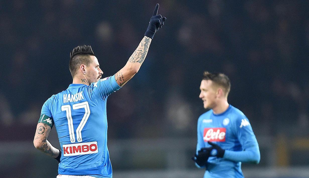 Gelandang Napoli, Marek Hamsik, melakukan selebrasi usai mencetak gol ke gawang Torino pada laga Serie A di Stadion Olimpico Grande Torino, Sabtu (16/12/2017). Napoli menang 3-1 atas Torino. (AP/Alessandro Di Marco)