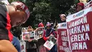 Komite Nasional Solidaritas Rohingya menggelar aksi di depan Kantor Duta Besar Myanmar, Jakarta, Rabu (5/12). Puluhan ribu etnis Rohingya terpaksa mengungsi ke sejumlah negara untuk menghindari konflik. (Liputan6.com/JohanTallo)
