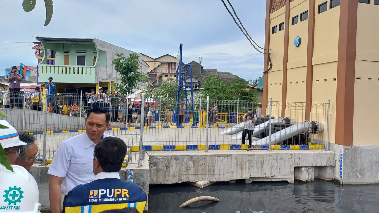 Menteri Koordinator Bidang Infrastruktur dan Pembangunan Kewilayahan, Agus Harimurti Yudhoyono (AHY), mengecek pembangunan tanggul raksasa di Cilincing, Jakarta Utara. (Maulandy/Liputan6.com)