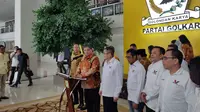 Ketua Umum Partai Golkar Airlangga Hartarto dan Ketua Umum Perindo Hary Tanoesoedibjo melakukan pertemuan di kantor DPP Golkar, Jakarta, Senin (10/4/2023). (Merdeka.com/ Ahda Bayhaqi)