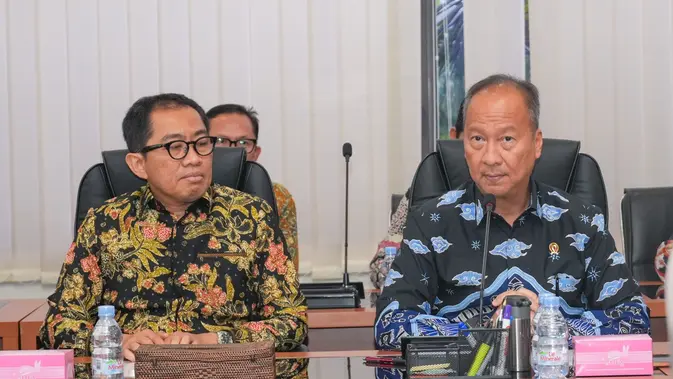 <p>Menteri Perindustrian (Menperin) Agus Gumiwang Kartasasmita didampingi Wakil Menteri Perindustrian Faisol Riza memberikan keterangan kepada media terkait komitmen dengan Apple di Kantor Kementerian Perindustrian, 26 Februari 2025. (Dok Kemenperin)</p>