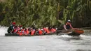Sekelompok imigran menyeberang dengan perahu Sungai Chucunaque di Provinsi Darien, Panama, 22 Agustus 2021. Panama dan Kolombia mencapai kesepakatan untuk mengendalikan banjir migran yang melintasi perbatasan bersama ke Amerika Serikat. (ROGELIO FIGUEROA/AFP)