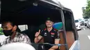 Fabio di Giannantonio ketika berada di dalam bajaj menyusuri jalanan Jakarta pada Selasa, (30/09/2025). (Dok.Pertamina Lubricants)