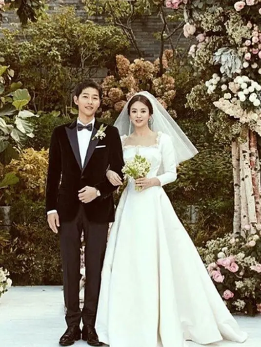 Lewat akun instagram pribadinya, pria yang akrab disapa kang Emil ini mengunggah foto pasangan pengantin baru ini dan menuliskan nasihat untuk keduanya dalam bahasa Sunda. (Instagram/Songjoongkionly)