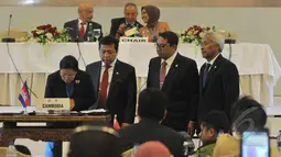 Ketua DPR Setya Novanto (kedua kiri) bersama dua pimpinan DPR menyaksikan penandatangan oleh delegasi parlemen dari Kamboja dalam Konferensi Parlemen Asia-Afrika, Jakarta, Kamis (23/04/2015). (Liputan6.com/Andrian M Tunay)