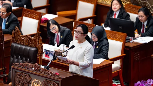 Ketua DPR RI Puan Maharani saat memimpin Rapat Paripurna pembukaan Masa Persidangan III di Gedung Nusantara II, Kompleks Parlemen, Senayan, Jakarta, Selasa (13/1/2026).
