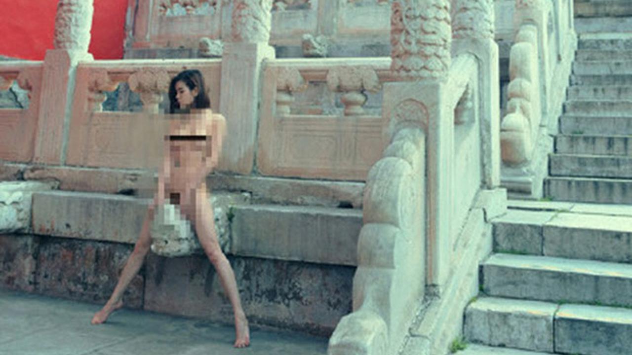 Perempuan Ini Nekat Bugil di Istana Kekaisaran China