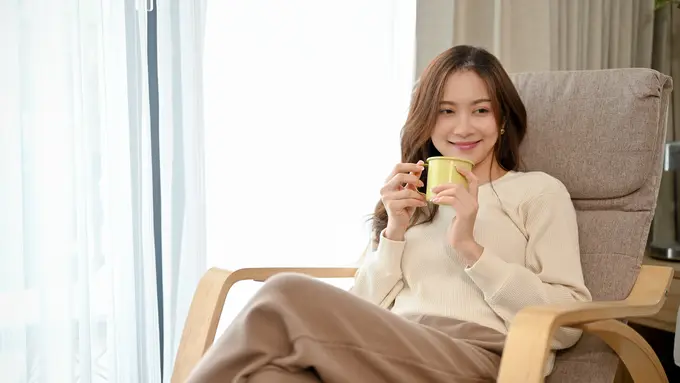 wanita april mug kuning