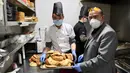 Alaaddin Colak bersama staf menyiapkan makanan gratis untuk para pekerja medis di restorannya di Fuzhou, China, 9 Februari 2020. Di tengah mewabahnya virus corona, Alaaddin dan istrinya memutuskan untuk menyediakan makanan gratis bagi para petugas pencegahan epidemi setempat. (Xinhua/Jiang Kehong)