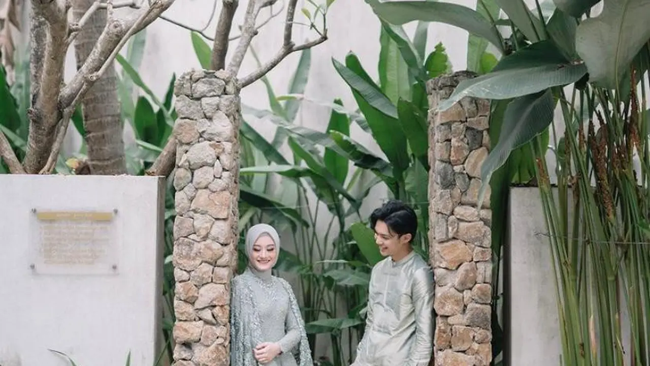 6 Inspirasi Baju Couple Lamaran untuk Wanita Berhijab, dari Citra Kirana hingga Dinda Hauw
