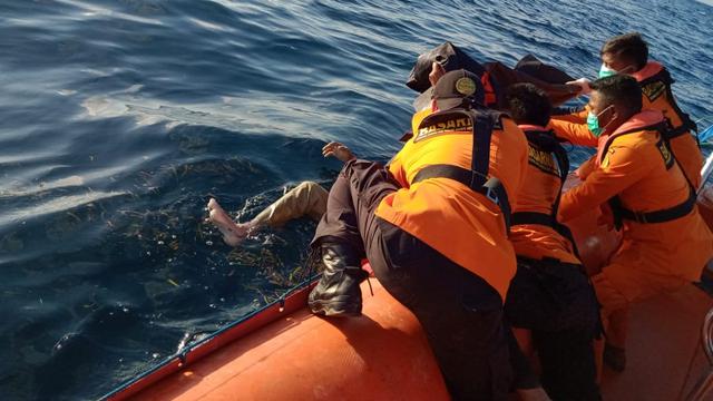 Evakuasi korban kapal terbakar di perairan Konawe,  Selasa (20/8/2019).(Liputan6.com/Ahmad Akbar Fua)