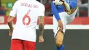 Gelandang Italia, Nicolo Barella mengontrol bola dari kawalan gelandang Polandia, Jacek Goralski selama pertandingan UEFA Nations League Grup 3 di Silesian Stadium, Polandia (14/10). Italia menang 1-0 atas Polandia. (AFP Photo/Janek Skarzynski)