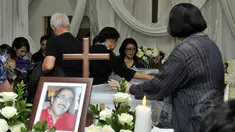 Persemayaman jenazah Aktor senior Frans Tumbuan di Rumah Duka St. Carolus, Jakarta, Senin (23/3/2015). Frans Tumbuan meninggal dunia setelah menderita kanker di usia 75 tahun. (Liputan6.com/Faisal R Syam)