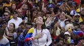 Pemimpin oposisi Venezuela, Maria Corina Machado saat berpidato di hadapan para pendukungnya dalam sebuah aksi protes menentang Presiden Nicolas Maduro di Caracas, Venezuela, 9 Januari 2025, sehari sebelum upacara pelantikan Maduro untuk masa jabatan ketiga. (AP Photo/Ariana Cubillos)